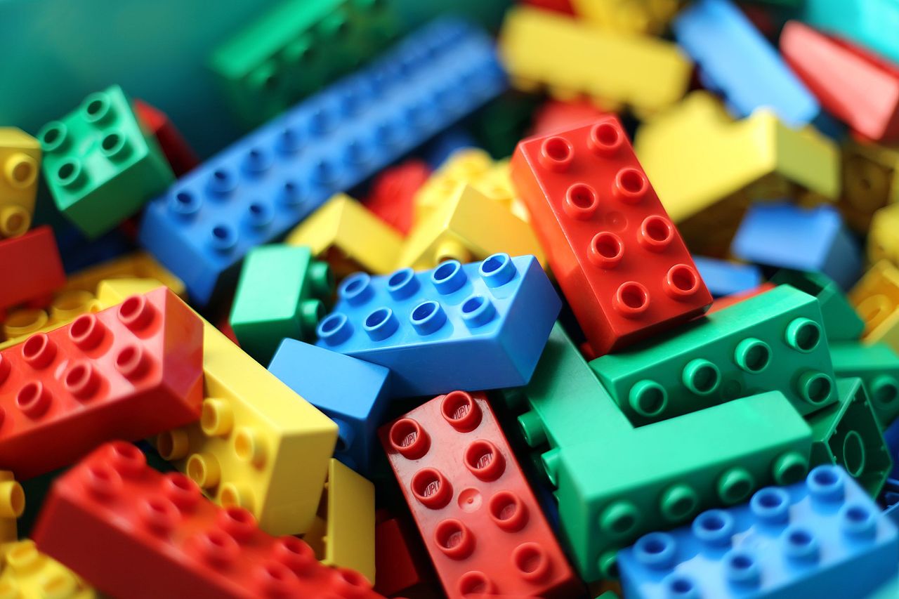 LEGO considers hemp bricks, while a new construction company takes inspiration